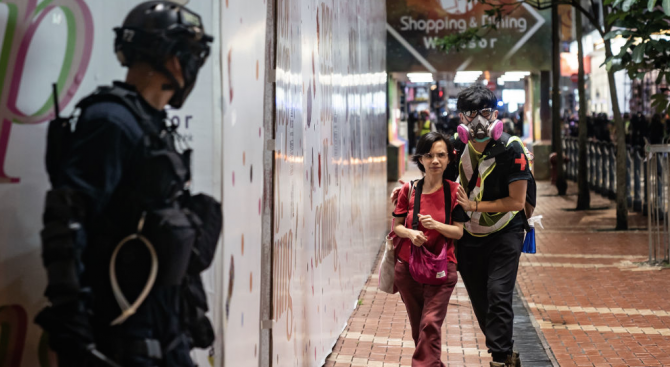 Поредна нощ на сблъсъци между полиция и маскирани протестиращи в Хонконг 