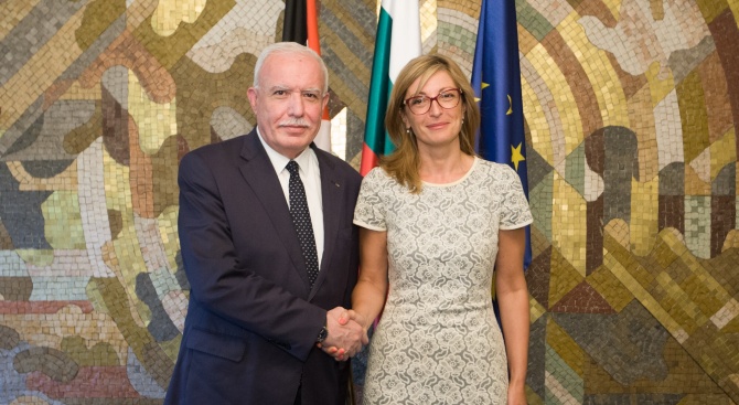Министър Захариева се срещна с палестинския си колега   