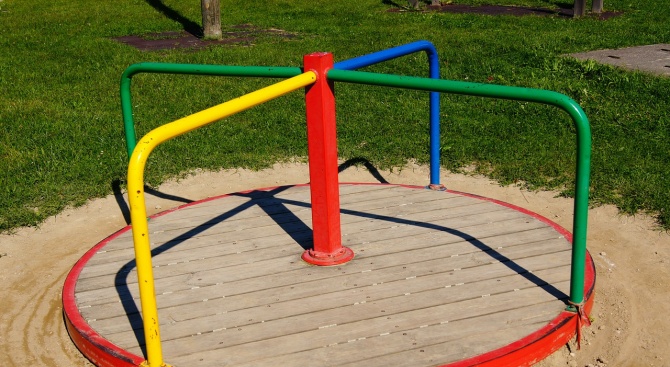 Общината в Смолян продължава да монтира нови съоръжения на детските площадки