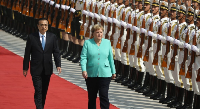 Меркел и Ли Къцян разговаряха за търговските отношения и за Хонконг при срещата си в Пекин