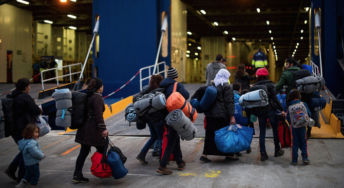 Кораб спаси 34 мигранти от бедстващ плавателен съд в Средиземно море