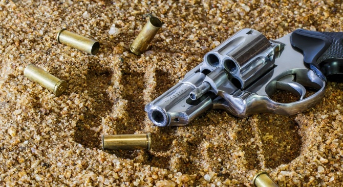 Незаконен пистолет и патрони са иззети при проверка на два имота в село Медковец