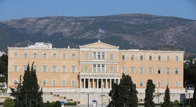 Атина поиска официално да изплати предсрочно част от дълга си към МВФ
