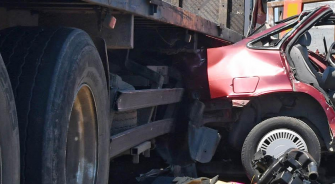 Тежка катастрофа между кола и ТИР: Има пострадали 