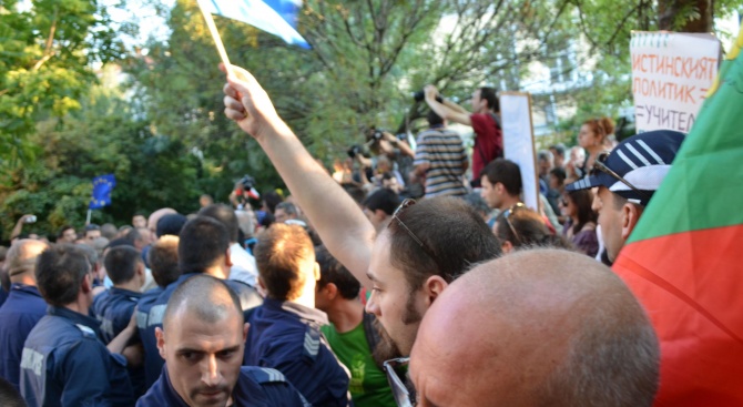 Протестираща в Черноморец: Ще се запаля, Каракачанов да дойде да ме гледа