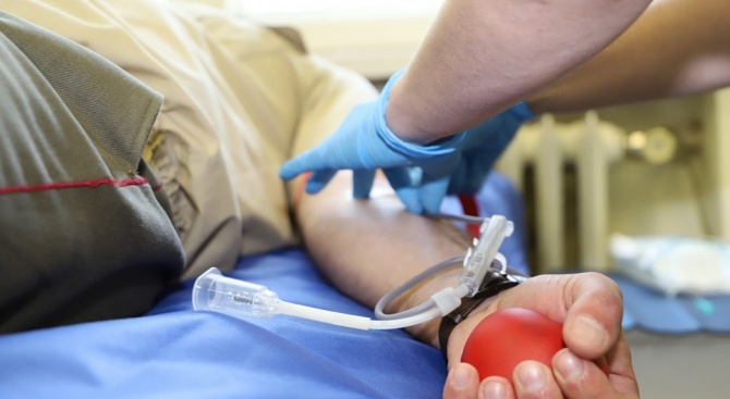 Пожарникари даряват кръв във ВМА
