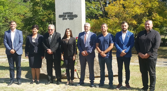 Кандидатът за кмет на Хасково от ГЕРБ Станислав Дечев се поклони пред паметта на тракийските бежанци в Маджарово