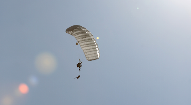 Наши военнослужещи повишиха уменията си при скокове с парашутна система тип „летящо крило“