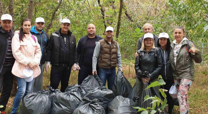 Кандидатът на ГЕРБ за кмет на „Тракия” в Пловдив Костадин Димитров и съмишленици почистиха парк „Лаута“