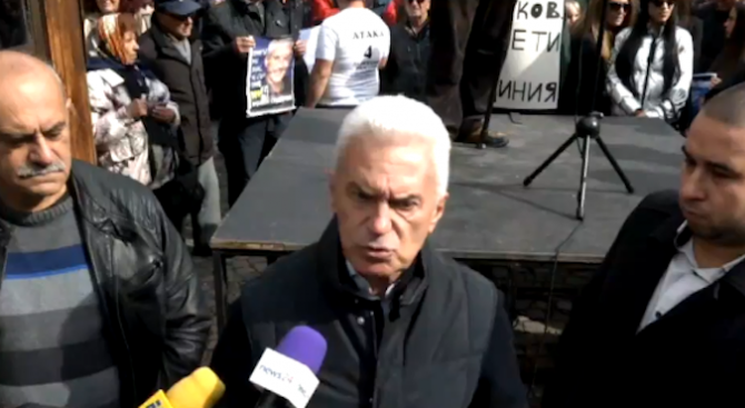 Волен Сидеров събра привърженици на нов протест пред БНТ