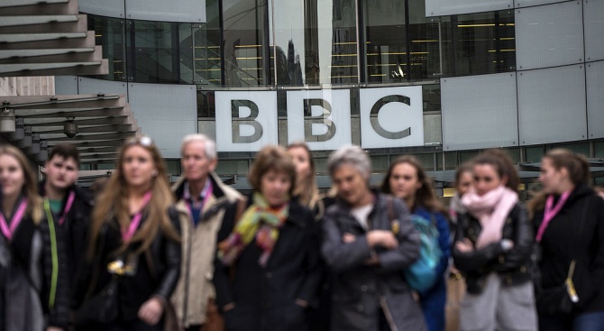 Екоактивисти блокираха централата на Би Би Си в Лондон