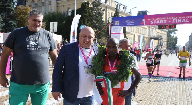 Министър Кралев награди победителите в Софийския маратон