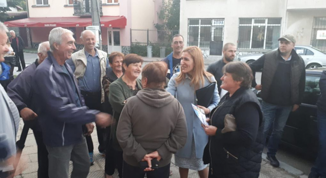 Николина Ангелкова към жители на с. Радуил: Инфраструктурните проекти в малките населени места са сред основните ни приоритети