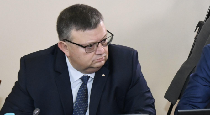 Цацаров с коментар за протестите в подкрепа и срещу Гешев