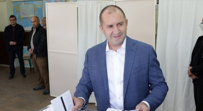 Президентът Румен Радев гласува 