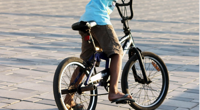 Кола помете дете с колело в Габрово 