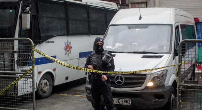 Шофьор заби автобус в спирка в Истанбул, ранени са 13 души 