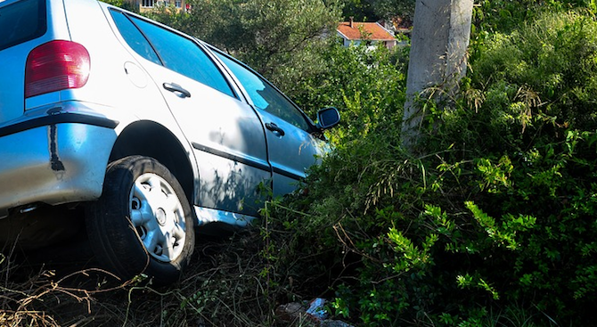 Кола се удари в дърво и връхлетя в двор на къща в Кърджали, трима пострадаха