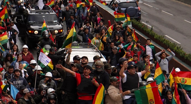 Привърженици на Ево Моралес блокираха пътя към главното летище в Боливия