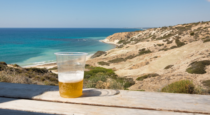КНСБ: Тези, които люскат бира на плажа в Гърция с фалшиви болнични, са в пъти по-малко от реално болните