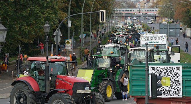 Френски фермери подкараха тракторите си към Париж