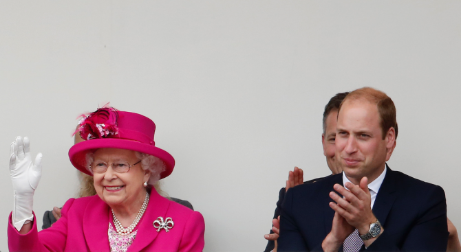 Принц Уилям похвали Елизабет Втора, че се е откроила в един мъжки свят