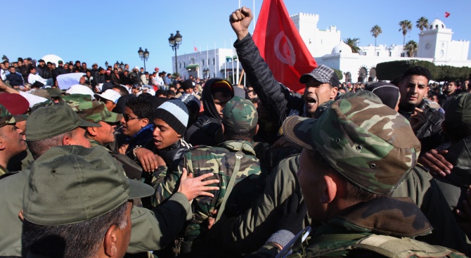 Полицията в Тунис влезе в сблъсъци с демонстранти за третата поредна вечер