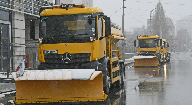 130 снегопочистващи машини са на терен в София