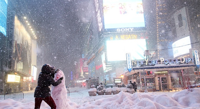 Снегът предизвика извънредно положение в Ню Йорк