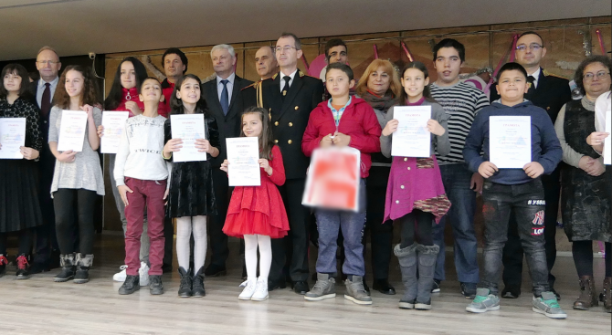 Наградиха победителите в международния конкурс за детска рисунка "С очите си видях бедата"