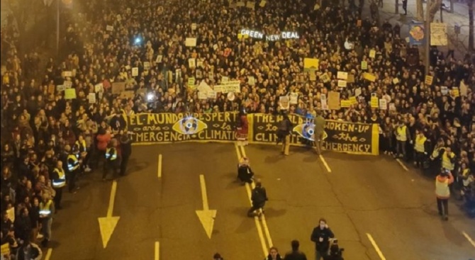 Около 500 000 души излязоха на "Поход за климата" в Мадрид