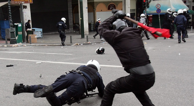 Полицията използва сълзотворен газ против анархисти в Атина и Патра 