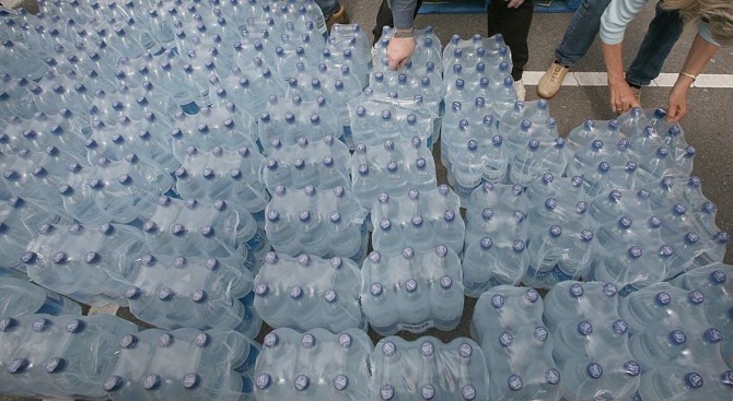  В Перник пристигна първата помощ от 26 000 десетлитрови бутилки минерална вода