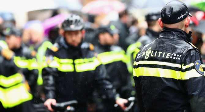 Полицията изкара насила протестиращи от амстердамско летище 
