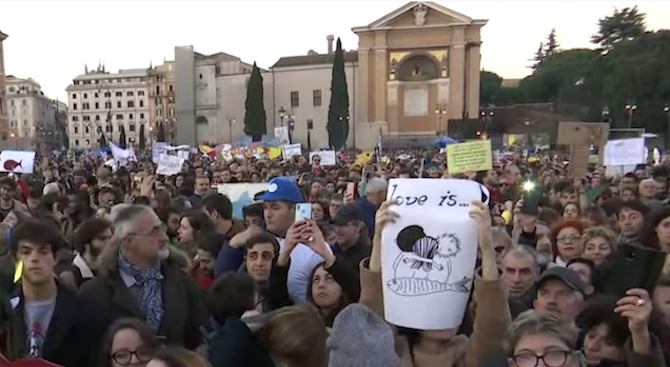 Десетки хиляди "Сардини" се стекоха на антифашистки протест в Рим