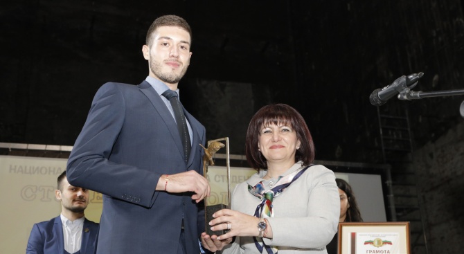 Цвета Караянчева връчи наградата ''Студент на годината''