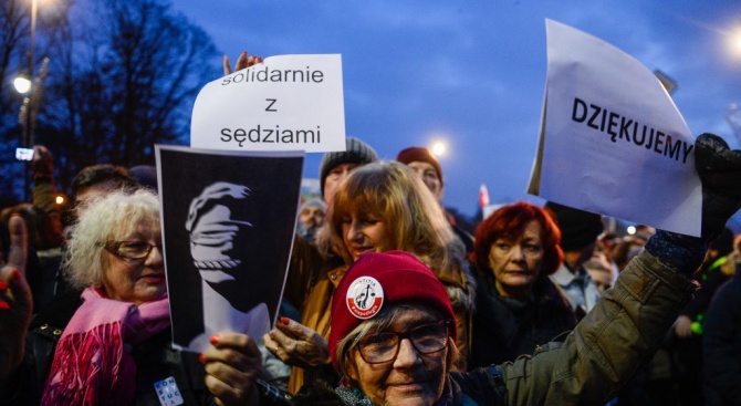 Хиляди поляци протестираха срещу планове на правителството за контрол над съдиите