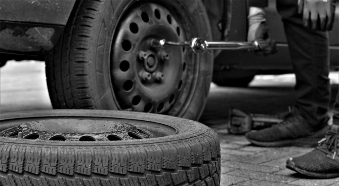 Нарязаха гумите на 15 автомобила в Шумен 