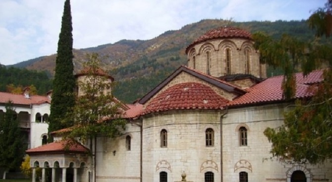 Обновяват пет манастира с европейски средства 