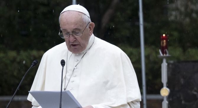 Папа Франциск: Нека Коледната светлина да проникне в тъмнината на човешките сърца   