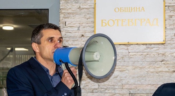 Иван Гавалюгов остава кмет на Ботевград