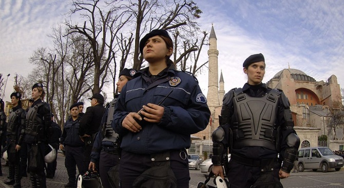 Над 300 000 полицаи и жандармеристи ще бдят за реда в Турция по Нова година
