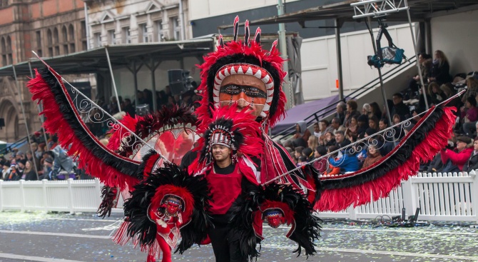 Новогодишен парад оцвети улиците на централен Лондон
