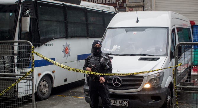Задържаха 8 души в Турция, заподозрени за връзки с "Ислямска държава"