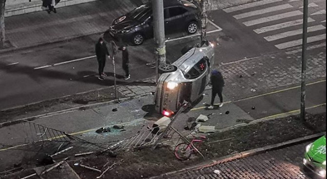 Кола се преобърна по таван след зрелищна катастрофа в София
