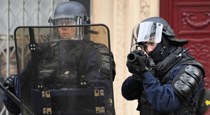  Полиция използва сълзотворен газ в Париж срещу протестиращи