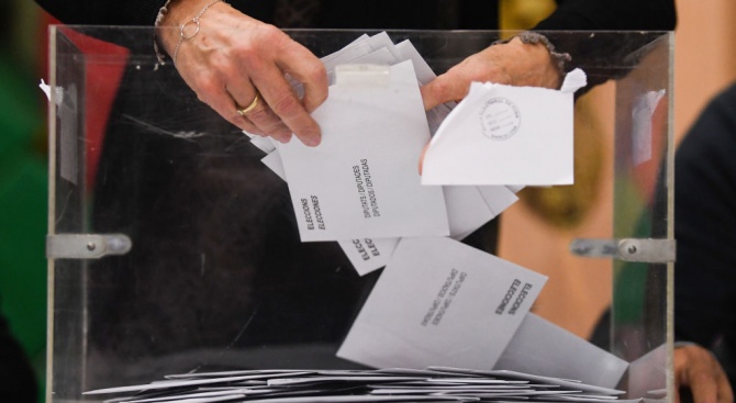 Хърватите гласуват днес на втори кръг на президентските избори