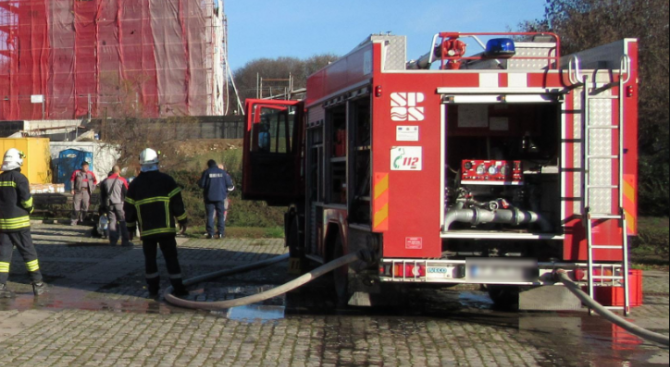 Силният вятър в Дупница вдигна пожарната на крак 