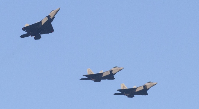 САЩ пратиха бойни самолети към Иран