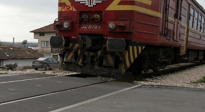Влак помете автомобил край Сливен, има загинал и ранени